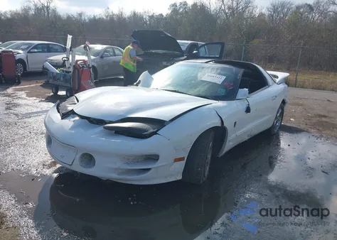 2002 Pontiac Firebird Trans Am z USA, uszkodzony, nr VIN 2G2FV22G522134168